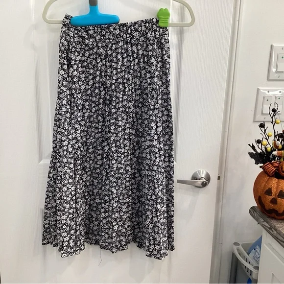 S Christina Monochrome Floral Patterned pull on skirt. Size S/M - Picture 1 of 7